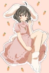 Rule 34 | 1girl, absurdres, ahoge, animal ears, bare legs, black hair, blush, carrot background, carrot necklace, closed mouth, commentary request, flat chest, floppy ears, full body, hair between eyes, hand up, highres, inaba tewi, jewelry, knees up, looking at viewer, necklace, outline, petite, pink background, puffy short sleeves, puffy sleeves, rabbit ears, rabbit tail, short hair, short sleeves, smile, solo, tail, touhou, tsukiori, white outline