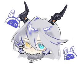 1girl bangboo_(zenless_zone_zero) black_horns blue_eyes chibi closed_mouth fur_trim grey_hair hair_between_eyes head_only heterochromia horns long_hair long_horns looking_at_viewer simple_background solo sunbringer_(zenless_zone_zero) wavy_hair white_background xixi066136 yellow_eyes zenless_zone_zero zipper