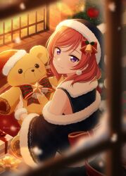 Rule 34 | 1girl, absurdres, back bow, blurry, blurry foreground, bow, bowtie, box, christmas tree, closed mouth, fireplace, fur trim, gift, gift box, hat, highres, indoors, looking at viewer, looking back, love live!, love live! school idol project, nishikino maki, off shoulder, official style, purple eyes, red hair, santa hat, shiratama (siratama ll), smile, solo, stuffed animal, stuffed toy, teddy bear, twitter username, window