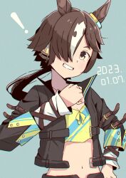 Rule 34 | !, 1girl, absurdres, animal ears, black jacket, blue background, breasts, brown eyes, brown hair, camisole, cleavage, clenched hand, crop top, dated, furai sachi, grin, hair over one eye, hand up, highres, horse ears, jacket, long sleeves, looking at viewer, low ponytail, midriff, multicolored hair, navel, open clothes, open jacket, ponytail, simple background, sleeves past wrists, small breasts, smile, solo, streaked hair, umamusume, vodka (umamusume), white hair, yellow camisole
