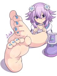 Rule 34 | 1girl, absurdres, artist name, barefoot, blue nails, blush, closed mouth, collarbone, d-pad, d-pad hair ornament, feet, flat chest, foot focus, hair between eyes, hair ornament, highres, holding, holding shoes, jacket, legs on table, looking at viewer, nail polish, neptune (neptunia), neptune (series), purple eyes, purple hair, revision, shoes, unworn shoes, short hair, simple background, sitting, smile, soles, solo, steam, steaming body, sweat, toenail polish, toenails, toes, white background, zuko (artist)