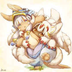Rule 34 | 1girl, 1other, absurdres, ambiguous gender, brown background, claws, closed eyes, extra arms, faputa, fewer digits, furry, hand on another&#039;s head, helmet, highres, hug, hug from behind, looking at viewer, made in abyss, monster girl, nanachi (made in abyss), nina (maurururoa), open mouth, signature, whiskers, white fur, white hair, yellow eyes