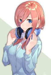 Rule 34 | 1girl, blue cardigan, blue eyes, breasts, cardigan, closed mouth, collared shirt, go-toubun no hanayome, headphones, headphones around neck, highres, long sleeves, looking at viewer, medium breasts, nakano miku, pink hair, shirt, sho bu 1116, signature, simple background, solo, two-tone background, upper body, white shirt
