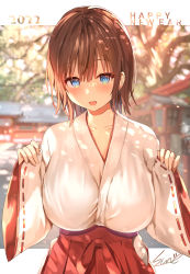 Rule 34 | blue eyes, blurry, blurry background, breasts, brown hair, cowboy shot, hakama, hakama skirt, highres, japanese clothes, large breasts, looking at viewer, miko, new year, original, red skirt, ribbon-trimmed sleeves, ribbon trim, short hair, shrine, signature, skirt, snow, solo, sune (mugendai), tree, wide sleeves