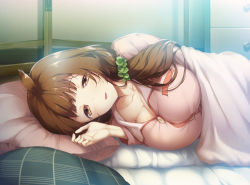 Rule 34 | 1girl, absurdres, ahoge, breasts, brown eyes, brown hair, cleavage, day, deep one (game), futon, game cg, highres, indoors, itsukino konoka, large breasts, light smile, long hair, looking at viewer, lying, matching hair/eyes, natsuhiko, on side, original, pajamas, parted lips, pillow, smile, solo, under covers, upper body