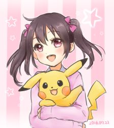 Rule 34 | 10s, 1girl, animal, black hair, blush, crossover, gen 1 pokemon, looking at viewer, love live!, love live! school idol project, open mouth, pikachu, pink eyes, pokemon, pokemon (creature), short hair, short twintails, smile, twintails, yazawa nico