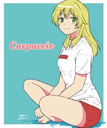 Rule 34 | 1girl, aqua background, artist name, barefoot, blonde hair, carpaccio (girls und panzer), casual, character name, closed mouth, commentary, dated, full body, girls und panzer, green eyes, highres, indian style, long hair, looking at viewer, outside border, red shorts, shirt, short shorts, short sleeves, shorts, signature, simple background, sitting, smile, solo, t-shirt, white shirt, zono (inokura syuzo029)
