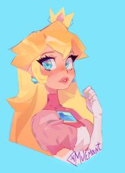 1girl blonde_hair blue_eyes breasts commentary_request crown dress earrings elbow_gloves gloves highres jewelry long_hair looking_at_viewer mario_(series) mulemount nintendo pink_dress princess_peach simple_background solo spanish_commentary sphere_earrings upper_body white_gloves