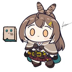 Rule 34 | 1girl, :&gt;, aeronjames20, bandaid, bandaid on face, belt, blush stickers, brown capelet, brown cloak, brown corset, brown eyes, brown gloves, brown hair, capelet, chibi, cloak, commentary, corset, dagger, english commentary, feather hair ornament, feathers, friend (nanashi mumei), full body, gloves, hair ornament, highres, hololive, hololive english, knife, lantern, long hair, multicolored hair, nanashi mumei, nanashi mumei (1st costume), o o, pleated skirt, ponytail, red skirt, signature, simple background, skirt, smile, solo, standing, streaked hair, virtual youtuber, weapon, white background