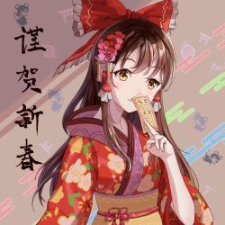 Rule 34 | 1girl, blush, bow, brown background, brown eyes, brown hair, brown sash, commentary, floral print, flower, frilled bow, frills, hair bow, hair flower, hair ornament, hakurei reimu, hand up, holding, japanese clothes, kimono, long hair, long sleeves, looking at viewer, md5 mismatch, miaodun nyasu, obi, ofuda, pink flower, red bow, red kimono, resolution mismatch, sash, sidelocks, smile, solo, source larger, touhou, translation request, upper body, wide sleeves