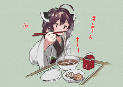Rule 34 | 1girl, ahoge, arrow (symbol), blush, bowl, brown eyes, brown hair, chopsticks, covered mouth, food, food request, green background, headgear, holding, holding chopsticks, japanese clothes, kimono, lamb (hitsujiniku), long sleeves, noodles, obi, sash, simple background, solo, squeans, sun symbol, table, touhoku kiritan, translation request, tray, upper body, voiceroid, white kimono, wide sleeves
