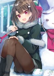 Rule 34 | 1girl, :d, ameshizuku natsuki, bad id, bad pixiv id, black footwear, blush, boots, brown hair, brown pantyhose, bucket, bucket hat, capelet, commentary request, day, fur-trimmed capelet, fur-trimmed jacket, fur-trimmed sleeves, fur trim, green capelet, green jacket, grey shorts, hair between eyes, hair ornament, hand on own knee, hat, head tilt, holding, holding shovel, jacket, long sleeves, looking at viewer, object on head, open mouth, original, outdoors, pantyhose, rabbit hair ornament, railing, red eyes, short shorts, shorts, shovel, sitting, smile, snow, snow rabbit, snowman, solo