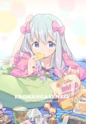 Rule 34 | 10s, 1girl, 3:, barefoot, blue eyes, blush, bow, calbee (potato chips), character name, chips (food), closed mouth, copyright name, eating, eromanga sensei, feet up, food, food in mouth, frills, grey hair, hair bow, highres, izumi sagiri, ka-no, long hair, long sleeves, looking at viewer, lying, on stomach, pajamas, pillow, pink bow, potato chips, snack, solo