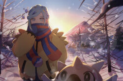 Rule 34 | 1boy, anzu (v0 0v o0), bare tree, blue eyes, blue hair, blue mittens, blue scarf, cetoddle, commentary request, creatures (company), day, eyelashes, game freak, grusha (pokemon), hand in pocket, hand up, highres, jacket, lens flare, male focus, mittens, nintendo, outdoors, poke ball print, pokemon, pokemon sv, scarf, sky, snow, striped clothes, striped scarf, sun, tree, yellow jacket