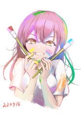 Rule 34 | 1girl, alternate costume, brown eyes, brown hair, casual, highres, holding, holding paintbrush, hololive, hololive english, long hair, looking at viewer, multicolored hair, nanashi mumei, official alternate hairstyle, paint on clothes, paint splatter, paint splatter on face, paintbrush, shin5 art, shirt, streaked hair, t-shirt, virtual youtuber