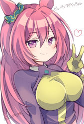 Rule 34 | 1girl, animal ears, aruya (flosrota), black jacket, breasts, character request, closed mouth, gloves, hair between eyes, hand up, heart, horse ears, jacket, looking at viewer, medium breasts, pink hair, purple eyes, simple background, smile, solo, translation request, twitter username, umamusume, v, white background, yellow gloves