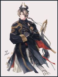 Rule 34 | 1boy, arknights, black coat, black skin, brown hair, chong yue (arknights), coat, colored extremities, colored skin, cracking knuckles, cropped legs, dated, dragon boy, dragon horns, dragon tail, grey background, horns, long hair, long sleeves, looking at viewer, male focus, multicolored hair, oisyox72, pants, pointy ears, ponytail, red eyes, signature, simple background, smile, solo, streaked hair, tail, white pants
