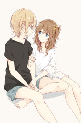 Rule 34 | 2girls, barefoot, black shirt, blonde hair, blue eyes, blue shorts, brown hair, feet out of frame, holding another&#039;s arm, looking at another, medium hair, multiple girls, one side up, original, oversized clothes, shiina kuro, shirt, short hair, shorts, simple background, sitting, white background, white shirt