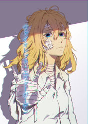 Rule 34 | 1girl, bandaged arm, bandaged head, bandages, bandaid, blonde hair, blue eyes, collar, collared shirt, hair between eyes, long sleeves, looking at viewer, parted lips, reaching, reaching towards viewer, shadow, shirt, simple background, smile, solo, standing, sun951122, translation request, violet evergarden, violet evergarden (series), white background, white neckwear, white shirt