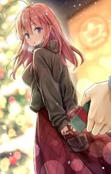 Rule 34 | 1boy, 1girl, ahoge, arms behind back, bag, blurry, blurry background, blush, breasts, brown bag, brown sweater, christmas, christmas present, christmas tree, commentary request, couple, from behind, gift, hair between eyes, highres, holding, holding bag, holding gift, koyuki (kotatsu358), lens flare, long hair, long sleeves, looking at viewer, looking back, medium breasts, night, open mouth, original, outdoors, purple eyes, red hair, red skirt, shizuri (neet de otaku na kunoichi to naze ka dousei hajimemashita), skirt, sleeves past wrists, solo focus, sweater, sweater tucked in, turtleneck, turtleneck sweater