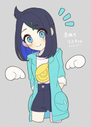 Rule 34 | 1girl, arms behind back, black hair, black shorts, blue eyes, blush, character name, closed mouth, coat, cowlick, creatures (company), game freak, green coat, grey background, hair ornament, hairclip, head tilt, highres, liko (pokemon), looking at viewer, nintendo, notice lines, open clothes, open coat, pokemon, pokemon (anime), pokemon horizons, shirt, shorts, smile, solo, sumeragi1101, translation request, twitter username, white shirt, yellow bag