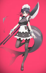 1girl afe. black_hair breasts brown_pantyhose colored_inner_hair commentary ellen_joe fins fish_tail full_body highres holding holding_weapon looking_at_viewer maid maid_headdress medium_breasts mole mole_on_arm mole_under_eye mouth_hold multicolored_hair pantyhose red_background red_eyes red_hair shark_girl shark_tail short_hair simple_background solo standing standing_on_one_leg tail two-tone_hair weapon zenless_zone_zero