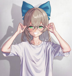 Rule 34 | 1girl, adjusting eyewear, blue bow, bow, commentary request, glasses, green eyes, grin, hair between eyes, hair bow, hands up, highres, light brown hair, long hair, looking at viewer, original, shadow, shirt, short sleeves, simple background, smile, solo, straight-on, t-shirt, ta shiuji30, upper body, white background, white shirt