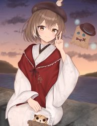 Rule 34 | 1girl, absurdres, basket, beret, bird, bow, bowtie, braid, cloud, cloudy sky, embroidery, feathers, floral print, friend (nanashi mumei), hat, highres, hololive, hololive english, japanese clothes, kimono, looking at viewer, mito soosu, multicolored hair, nanashi mumei, nanashi mumei (new year), official alternate costume, owl, print kimono, red shawl, ribbon, shawl, short hair, sky, smile, streaked hair, sunset, top hat, v, virtual youtuber, water, white kimono, wide sleeves