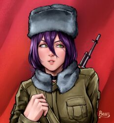 Rule 34 | 1girl, alternate breast size, artist name, black choker, breasts, chainsaw man, choker, commentary request, commission, fur-trimmed jacket, fur hat, fur trim, green jacket, gun, gun on back, hair between eyes, hat, highres, jacket, kalashnikov rifle, large breasts, parted lips, red background, reze (chainsaw man), signature, solo, spanish commentary, upper body, ushanka, victorbalgitt, weapon, weapon on back