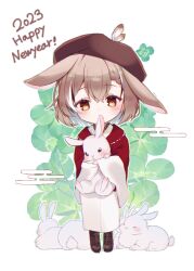 Rule 34 | 1girl, ahoge, animal ears, ankle boots, beret, blush, boots, braid, braided bangs, brown eyes, brown hair, chibi, cloud, clover, feathers, four-leaf clover, gloves, happy new year, hat, hololive, hololive english, japanese clothes, kimono, lace, lace gloves, looking at viewer, multicolored hair, nanashi mumei, nanashi mumei (new year), new year, official alternate costume, paraffin, rabbit, rabbit ears, red shawl, shawl, short hair, simple background, streaked hair, virtual youtuber, white kimono
