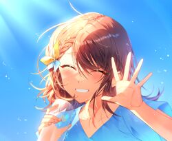 Rule 34 | 1girl, blue bow, blue shirt, blue sky, blush, bow, braid, brown hair, buchu14569590, closed eyes, commentary, cup, dappled sunlight, hair bow, hanasato minori, holding, holding cup, looking at viewer, messy hair, orange bow, outdoors, project sekai, shirt, short hair, short sleeves, side braid, sky, solo, sunlight, symbol-only commentary, teeth, v-neck, waving