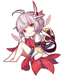 Rule 34 | 1girl, ai xiao meng, barefoot, chibi, chinese clothes, closed mouth, full body, hair ornament, highres, honkai (series), honkai impact 3rd, jingwei&#039;s wings, long sleeves, looking at viewer, looking to the side, red eyes, short hair, simple background, smile, solo, white background, white hair