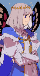 Rule 34 | 1boy, blue eyes, bob cut, butterfly wings, cape, crossed arms, diamond hairband, fate/grand order, fate (series), fur-trimmed cape, fur trim, grey hair, insect wings, jonya, juliet sleeves, long sleeves, male focus, oberon (fate), puffy sleeves, smile, solo, wings