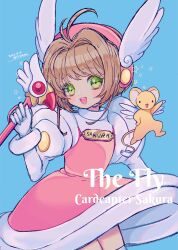 Rule 34 | 1girl, blue background, blush, brown hair, cardcaptor sakura, copyright name, dress, fuuin no tsue, gloves, green eyes, hat, highres, holding, holding wand, kero (cardcaptor sakura), kinomoto sakura, long sleeves, looking at viewer, magical girl, narumame, open mouth, pink dress, pink hat, short hair, smile, solo, wand, white gloves, winged hat, wings