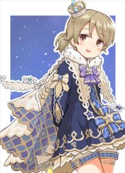 Rule 34 | 1girl, arms behind back, blonde hair, blue background, blue cape, blue dress, blush, bow, brown eyes, cape, cowboy shot, crown, dress, earrings, hemoglosso, idolmaster, idolmaster cinderella girls, jewelry, looking at viewer, medium hair, morikubo nono, shorts, side ponytail, solo, two-tone cape, white cape, white shorts