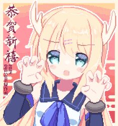 1girl 2024 bare_shoulders blonde_hair blue_eyes blue_sailor_collar blue_sleeves blush bow bowtie bracelet breasts chinese_zodiac claw_pose commentary commentary_request detached_sleeves dragon_horns egasumi english_commentary fang hair_ornament hairclip hands_up horns jewelry long_hair mirage_feathers miroita_(mirage_feathers) mixed-language_commentary official_art open_mouth outline pixel_art purple_bow purple_bowtie sailor_collar sailor_shirt shirt sidelocks sleeveless sleeveless_shirt small_breasts solo tinzing_saamzong translation_request upper_body white_outline white_shirt year_of_the_dragon