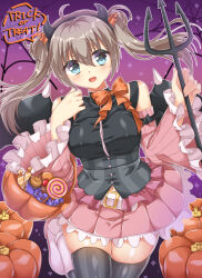 Rule 34 | 1girl, ahoge, aqua eyes, bare shoulders, basket, bat ornament, black shirt, black thighhighs, blush, bow, breasts, brown hair, candy, commentary request, cosplay, cowboy shot, demon horns, detached sleeves, double-parted bangs, eyes visible through hair, fake horns, food, frilled skirt, frilled sleeves, frills, fuyukichi (nikoniko1567), hair between eyes, halloween, halloween bucket, hands up, head tilt, highres, holding, holding basket, holding trident, horns, large breasts, looking at viewer, miniskirt, official alternate costume, official alternate hairstyle, open mouth, orange bow, pink skirt, pink sleeves, pleated skirt, pumpkin, purple background, sanoba witch, shiiba tsumugi, shirt, shy, simple background, skirt, sleeveless, sleeveless shirt, smile, solo, speech bubble, standing, standing on one leg, thighhighs, thighs, trick or treat, twintails, white footwear, wide sleeves, zettai ryouiki