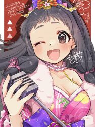 1girl black_hair blush border bow breasts brown_eyes choko_omochi cleavage commentary_request floral_print hair_ornament hand_up highres holding holding_microphone idolmaster idolmaster_cinderella_girls japanese_clothes kimono large_breasts long_hair long_sleeves looking_at_viewer microphone ohnuma_kurumi one_eye_closed open_mouth pink_kimono pink_shawl print_kimono purple_bow red_background shawl short_bangs sidelocks signature smile solo upper_body watermark white_border