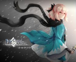 Rule 34 | 1girl, black bow, black scarf, blonde hair, bow, character name, copyright name, cowboy shot, fate/grand order, fate (series), floating hair, from side, grey background, hair between eyes, hair bow, haori, highres, holding, holding sheath, japanese clothes, kimono, looking at viewer, okita souji (fate), okita souji (koha-ace), scarf, sheath, sheathed, short hair, short kimono, short ponytail, slime (user jpds8754), smile, solo, standing, white kimono, yellow eyes