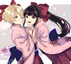 Rule 34 | 2girls, black hair, blue bow, bow, brown eyes, cosplay, flat chest, hair bow, hair over one eye, highres, holding hands, janome (batako), japanese clothes, kimono, long hair, looking at viewer, maria tachibana, multiple girls, one eye covered, pink kimono, ponytail, red bow, red skirt, sakura taisen, shinguuji sakura, shinguuji sakura (cosplay), short hair, skirt, smile