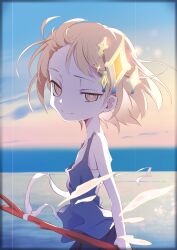 Rule 34 | 1girl, absurdres, backlighting, blonde hair, blue tank top, bright pupils, female focus, flat chest, gradient sky, hair ornament, half-closed eyes, highres, holding, holding stick, horizon, nomura kitan, ocean, original, sky, smile, solo, stick, sunset, tank top, uneven eyes, water, white pupils, wind, yellow eyes
