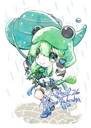 1girl armored_boots artist_name blue_footwear blue_gloves boots brooch chibi chibi_only closed_mouth commentary_request dated fingerless_gloves frog_hat full_body gloves green_eyes green_hair jewelry jumpsuit leaf_umbrella long_hair long_sleeves looking_at_viewer mechanic_(ragnarok_online) official_alternate_costume ragnarok_online rain smile solo standing standing_on_one_leg takaha_momo tassel white_background white_jumpsuit