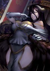 Rule 34 | &gt;:), 1girl, ahoge, albedo (overlord), bare shoulders, black hair, black wings, breasts, cleavage, cowboy shot, demon girl, demon horns, dress, feathered wings, gloves, glowing, glowing eye, highres, hip vent, horns, large breasts, lipstick, long hair, looking at viewer, makeup, off-shoulder dress, off shoulder, overlord (maruyama), parted lips, pink lips, shimashima (pixiv3696209), shimashima (simasima 23), slit pupils, solo, v-shaped eyebrows, very long hair, white dress, white gloves, wings, yellow eyes