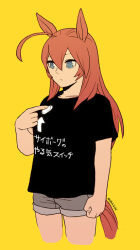 Rule 34 | 1girl, alternate costume, animal ears, artist name, black shirt, brown hair, buttons, clenched hand, closed mouth, collarbone, commentary request, cowboy shot, grey shorts, hair between eyes, horse ears, horse girl, horse tail, long hair, mihono bourbon (umamusume), mukakin, shirt, short sleeves, shorts, simple background, solo, tail, translation request, umamusume, yellow background