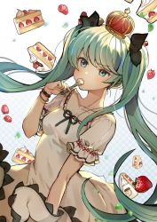 Rule 34 | 1girl, absurdres, bracelet, cake, crown, dress, eating, food, fruit, green eyes, green hair, hatsune miku, highres, jewelry, long hair, mini crown, solo, spoon, strawberry, strawberry shortcake, sweets, twintails, very long hair, vocaloid, white dress, world is mine (vocaloid), zetto (zet)