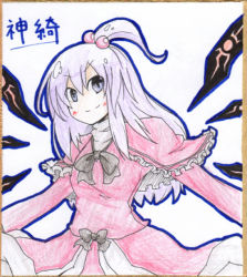 Rule 34 | &gt;:), 1girl, blue eyes, capelet, detached wings, earlgrey, female focus, hair bobbles, hair ornament, long hair, long sleeves, mystic square, no nose, shikishi, shinki (touhou), side ponytail, silver hair, simple background, smile, solo, touhou, touhou (pc-98), traditional media, v-shaped eyebrows, white background, wings
