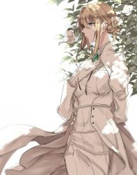 Rule 34 | 1girl, blonde hair, braid, breasts, flower, formal, gloves, green eyes, hair flower, hair ornament, jewelry, leaf, long hair, looking to the side, medium breasts, necklace, shuu-0208, solo, standing, suit, uniform, violet evergarden, violet evergarden (series), white background, white gloves, white suit