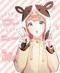Rule 34 | 1girl, animal ears, animal hat, beanie, blue eyes, blunt bangs, brown sweater, buttons, commentary request, cow ears, cow hat, earflap beanie, eyelashes, fake animal ears, finger counting, happy new year, hat, highres, hood, hoodie, layered sleeves, light blush, long hair, long sleeves, looking at viewer, motion lines, new year, notice lines, open mouth, original, outline, pink background, pink hair, signature, simple background, sleeves past wrists, solo, striped background, sweater, translation request, two-tone background, upper body, v, white background, white hoodie, white outline, white sleeves, witoi (roa)