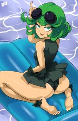 Rule 34 | 1girl, ass, barefoot, bigdead, bikini, curly hair, eyewear on head, feet, female focus, frilled bikini, frills, from above, from behind, green eyes, green hair, highres, looking at viewer, looking back, one-punch man, pinky out, short hair, sitting, smile, soles, solo, sunglasses, swimsuit, tan, tanline, tatsumaki, toes, wariza, water