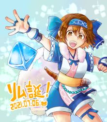Rule 34 | 1girl, ainu clothes, blue bow, bow, brown eyes, brown hair, child, dagger, dated, fingerless gloves, fur trim, gloves, hair bow, hairband, hirano (spreadbomb), ice block, japanese clothes, knife, looking at viewer, open mouth, rimururu, samurai spirits, sheath, sheathed, short hair, smile, solo, translation request, waving, weapon